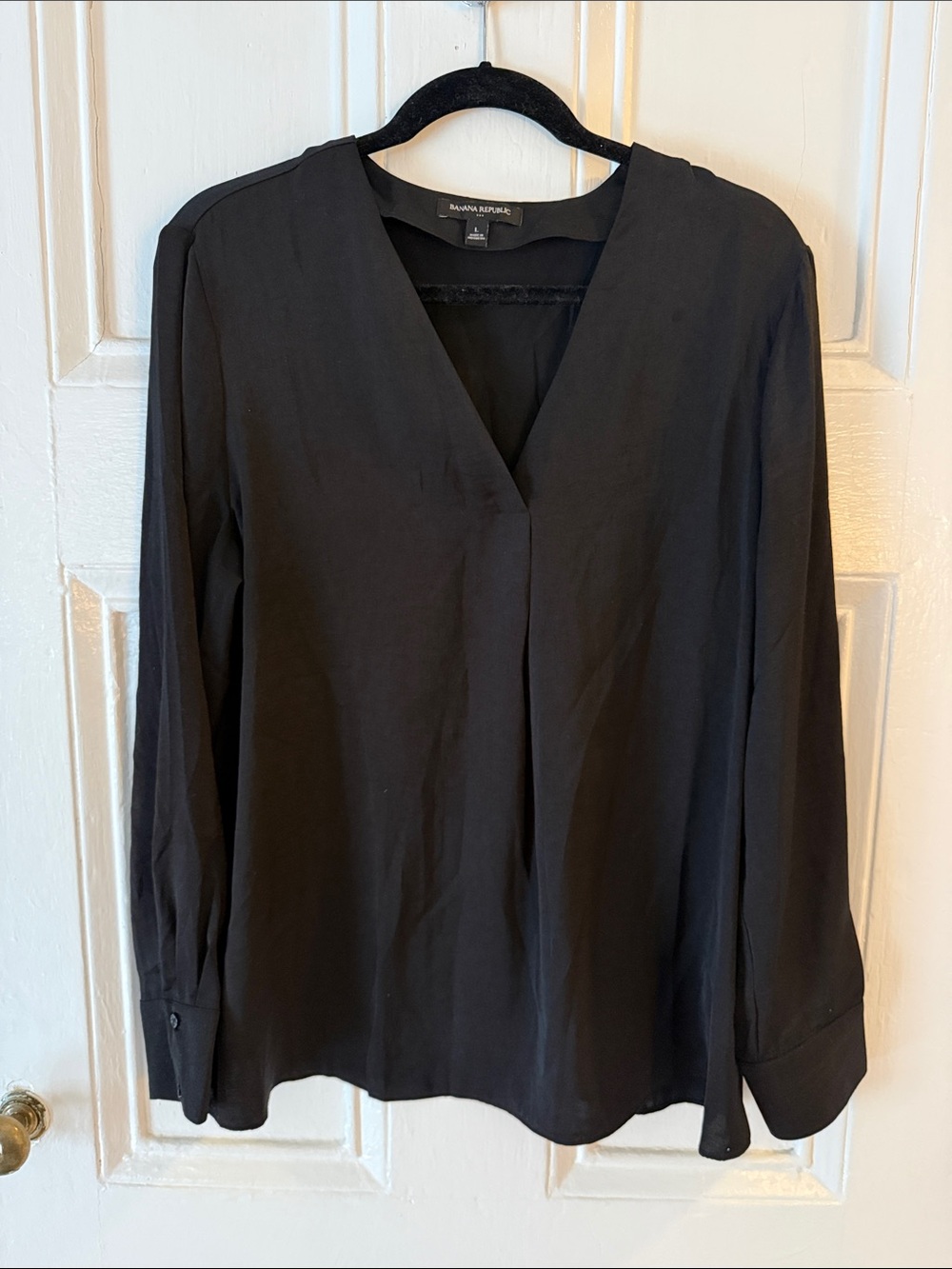 Banana Republic Black V-Neck Long Sleeve Blouse - Classic Silhouette